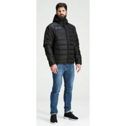 Uhlsport Essential Puffer Kapuzenjacke 11 Uhlsport Essential Puffer Kapuzenjacke -JOM Kleidung Geschaft 100520001 uhlsport essential puffer kapuzenjacke z4